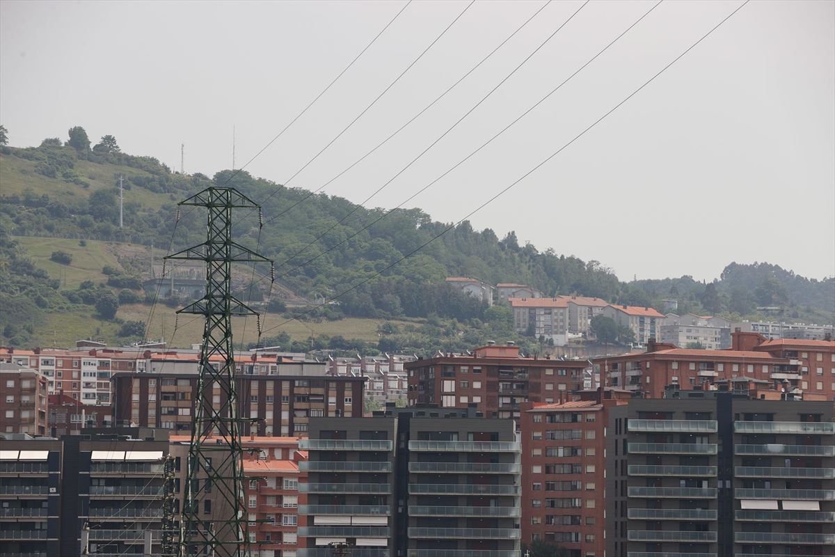 Una línea eléctrica de alta tensión en Bilbao. Foto: EFE