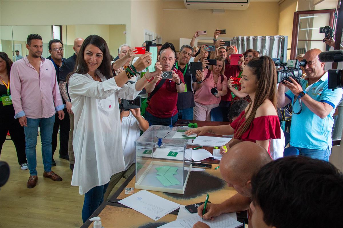 Macarena Olona, candidata de Vox, ha votado en un colegio electoral de Salobreña (Granada). Foto: EFE
