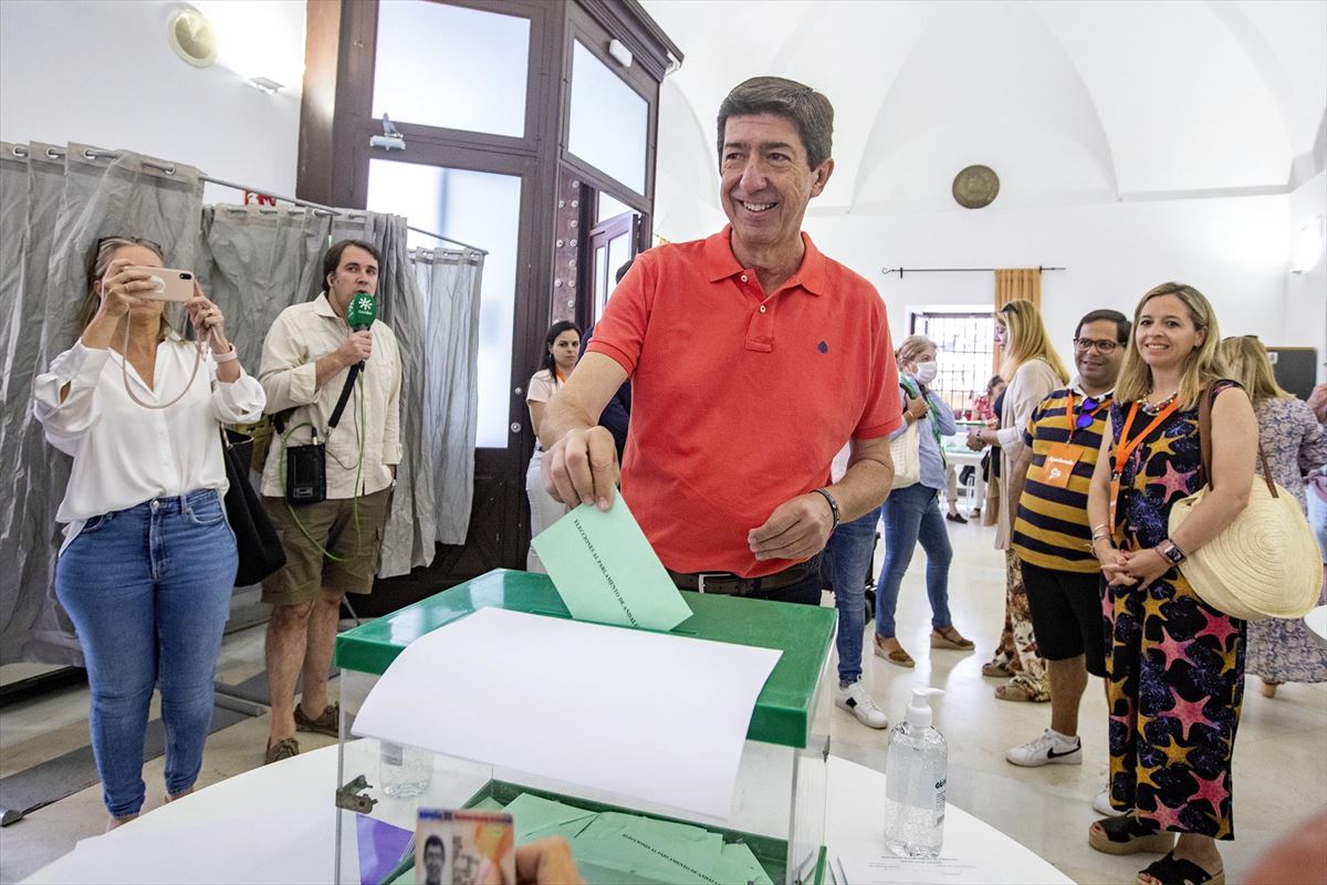 Juan Marín, el candidato de Ciudadanos, deposita su voto en una urna de Sanlúcar de Barrameda (Cádiz). Foto: EFE