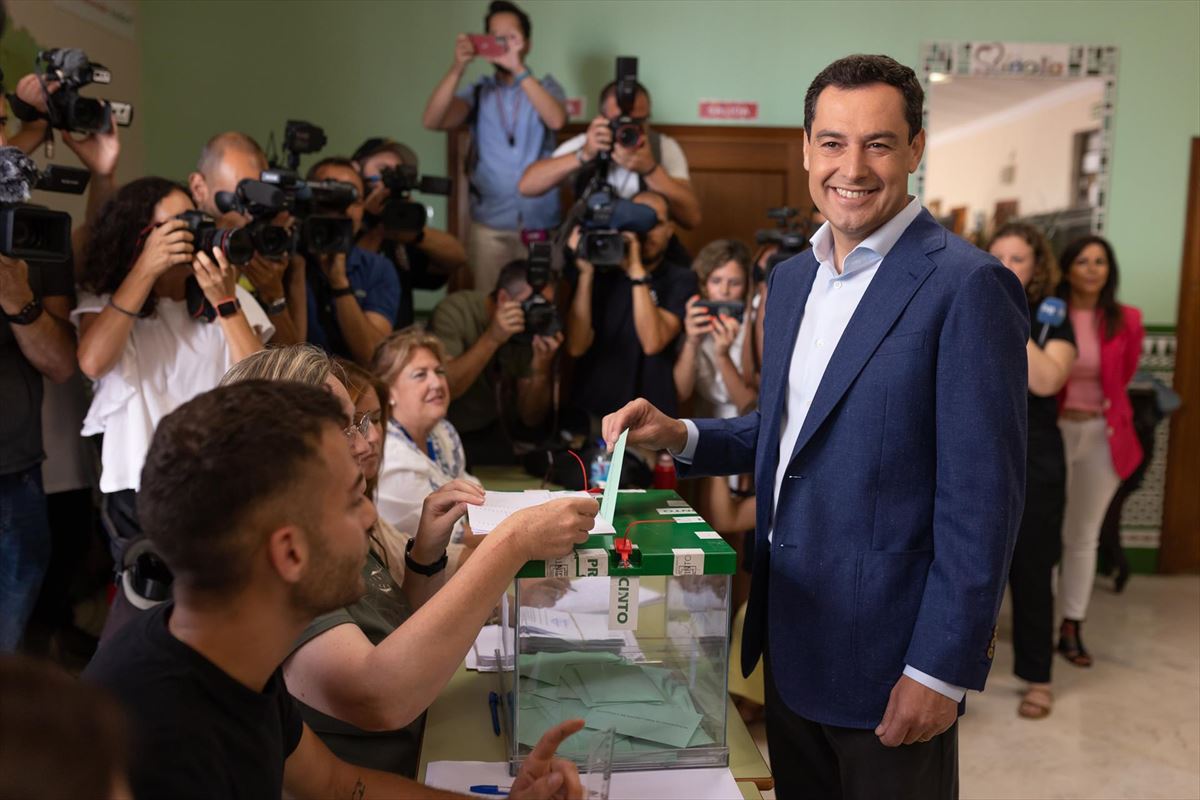 El presidente de la Junta y candidato del PP a la reelección, Juanma Moreno, deposita su voto en un colegio electoral de Málaga. Foto: EFE