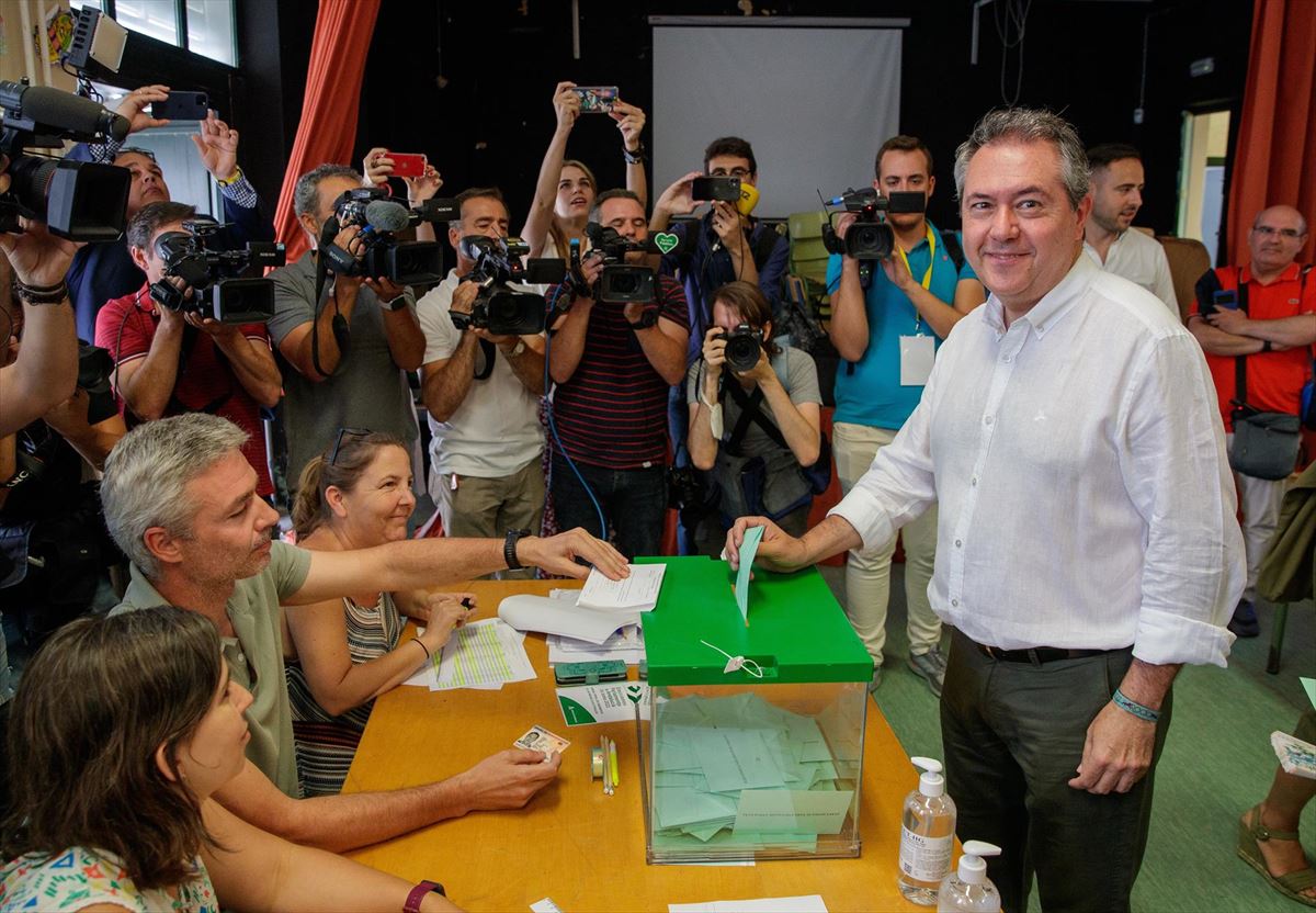 Juan Espadas, candidato del PSOE, vota en Sevilla. Foto: EFE