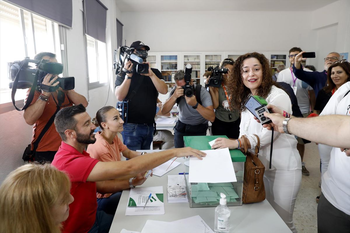 Inmaculada Nieto, candidata de Por Andalucía, vota en Algeciras (Cádiz). Foto: EFE