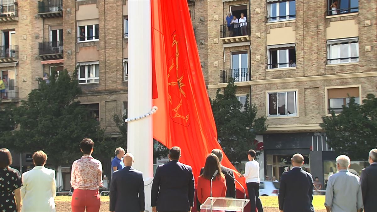 Manuscrito Premisa comentarista La oposición del Ayuntamiento de Pamplona denuncia el "derroche" de Maya  con la bandera de Navarra