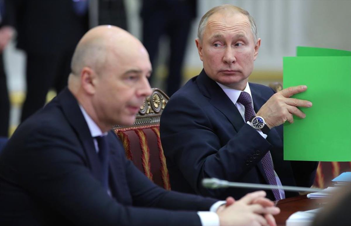 Anton Siluanov eta Vladimir Putin, 2019an. EFEren artxiboko irudia. 
