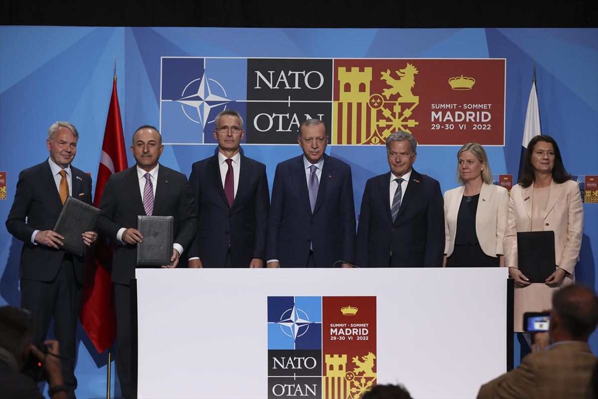 Los líderes de Turquía, Suecia y Finlandia junto al secretario general de la OTAN. Foto: EFE