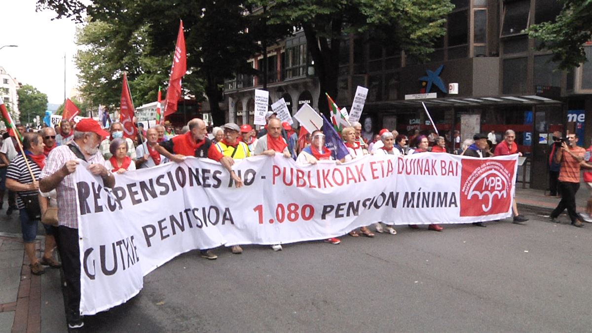 Miles de personas se manifiestan en Bilbao para exigir la actualización de las pensiones el 22 de agosto imagen Foto
