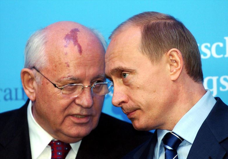 Mijaíl Gorbachov y Vladimir Putin en una imagen de 2004. Foto: EFE