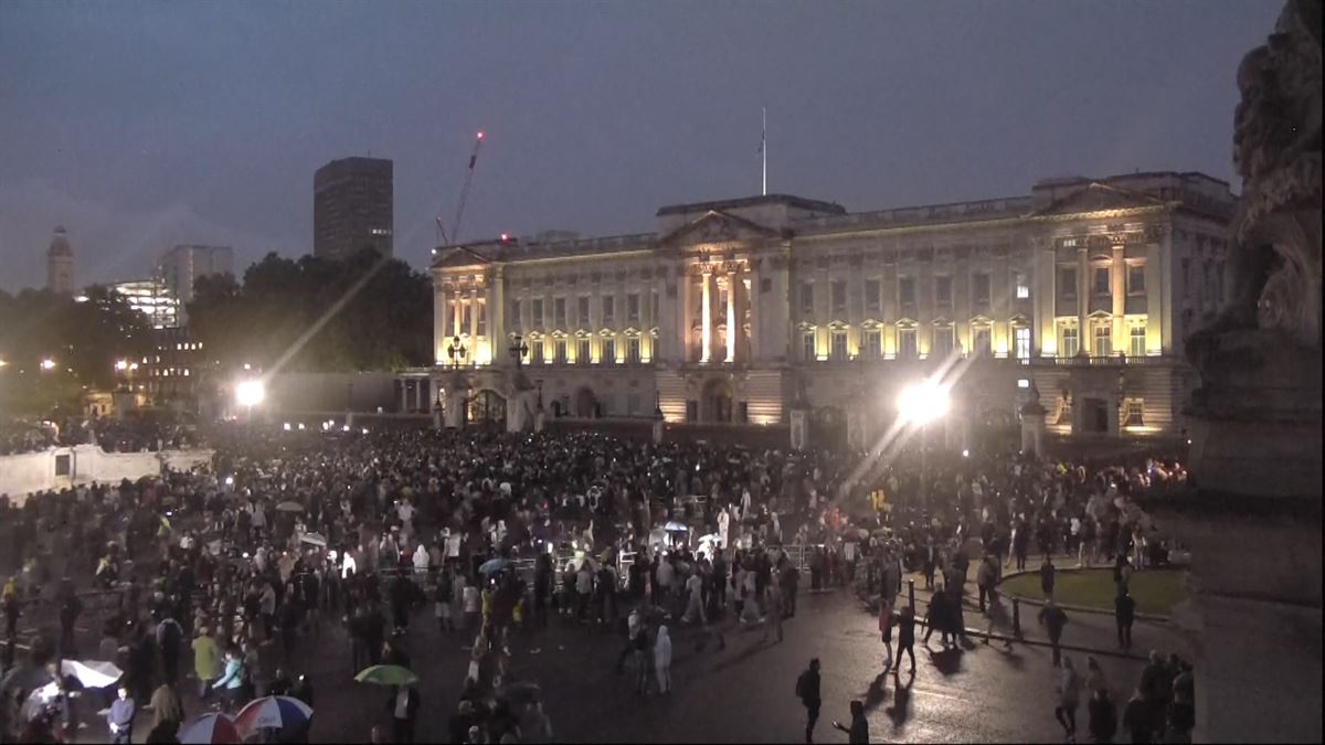 Miles de personas se acercan al Palacio de Buckingham para rendir tributo a Isabel II