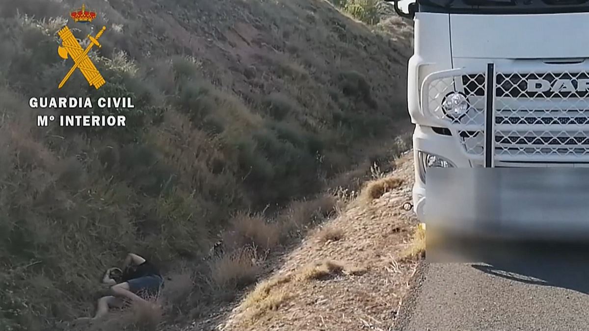 Conductor tumbado. Imagen obtenida de un vídeo de la Guardia Civil.