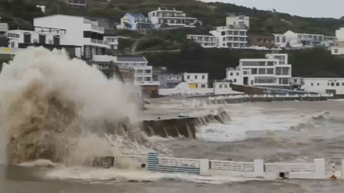Grandes olas en la costa. Imagen obtenida de un vídeo de Agencias.