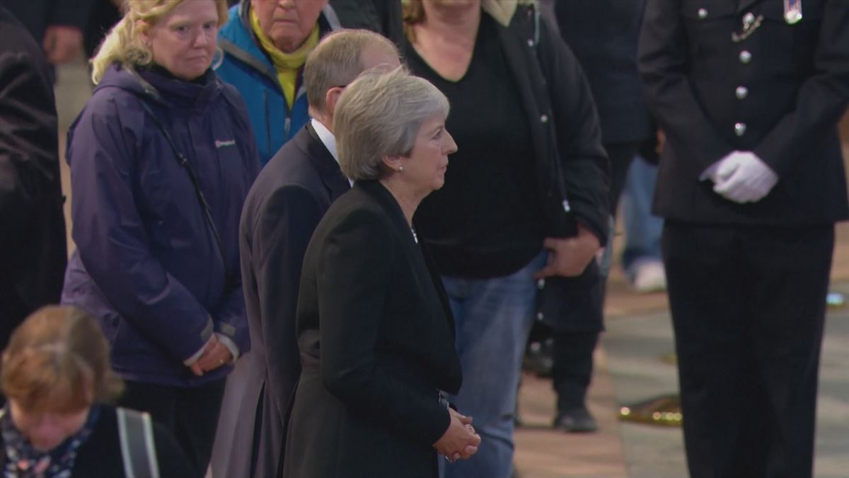 Theresa May en la capilla ardiente de Isabel II. Imagen obtenida de un vídeo de Reuters.