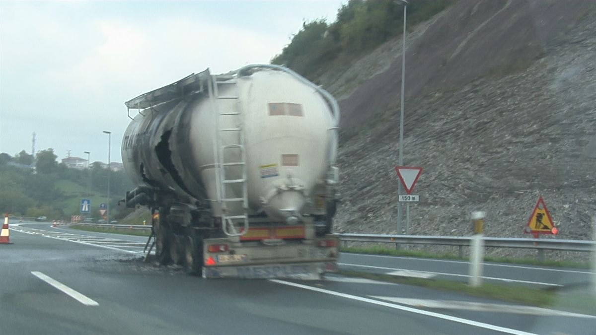 El camión incendiado. Imagen obtenida de un vídeo de EITB Media.