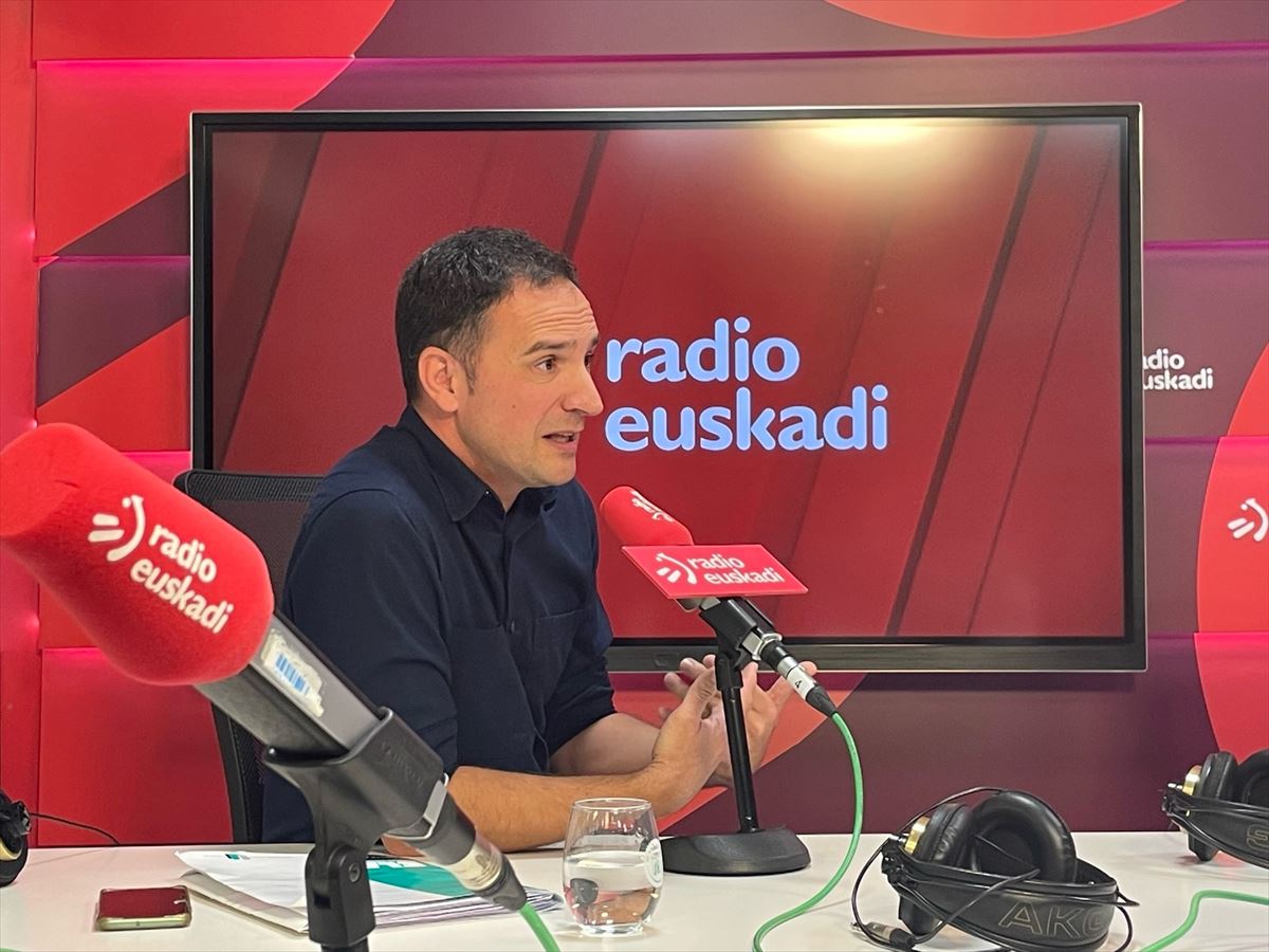 Mitxe Lakuntza, Radio Euskadin, artxiboko irudi batean
