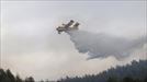 Un avión anfibio descargando agua en el incendio de Berango. Foto: EFE