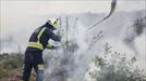 Bomberos actúan en el incendio de Berango. Foto: EFE