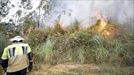 Un bombero en el incendio de Berango. Foto: EFE