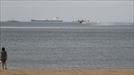 Un avión anfibio cargando agua en la playa de Ereaga. Foto: EFE