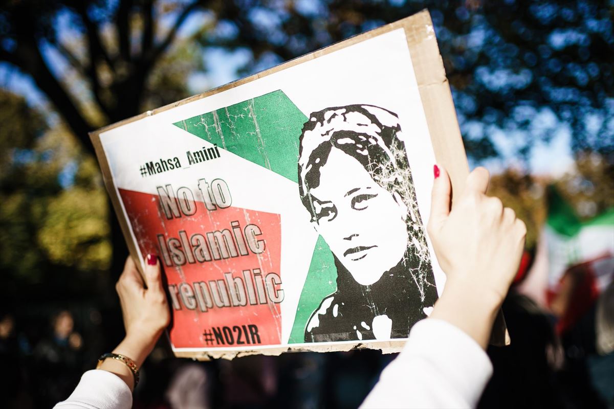 La joven Masha Amini, en un cartel de protesta por su asesinato. Foto: EFE