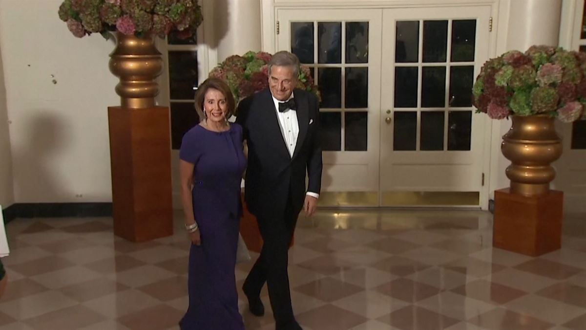Nancy Pelosi con su marido