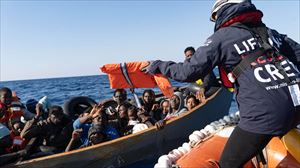 Imagen de archivo de un barco de migrantes en Italia. Foto: Efe