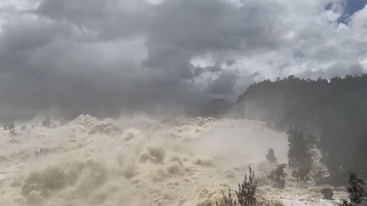 Desbordamiento de la presa de Wyangala. Imagen obtenida de un video de Agencias.