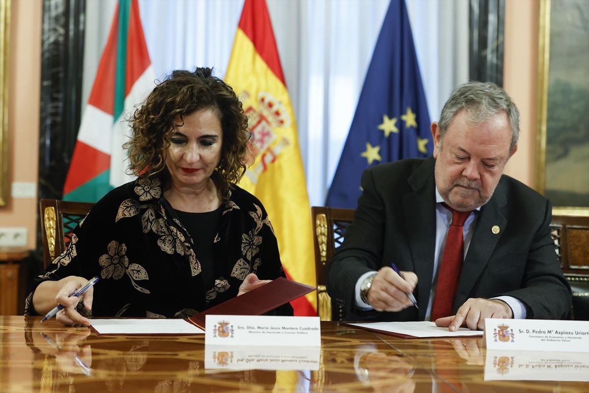 La ministra de Hacienda, María Jesús Montero y el consejero de Economía, Pedro Azpiazu. EFE
