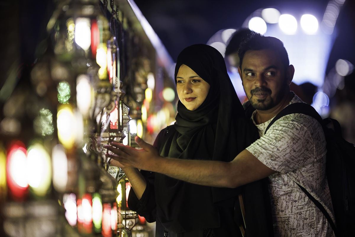 Una pareja en el Fifa fan festival en Doha, Catar. Foto: EFE