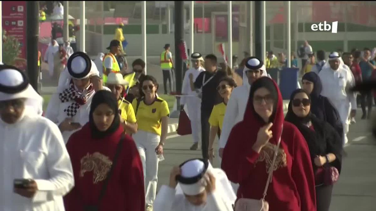 Qatargo herritarrak eta futbol zaleak.