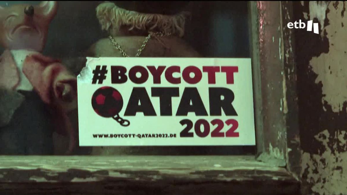 Cartel de boicot al Mundial en un bar de Berlin.
