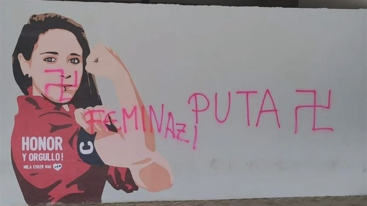 Mural feminista batean egindako pintadak. EITB Mediaren bideo batetik ateratako irudia.
