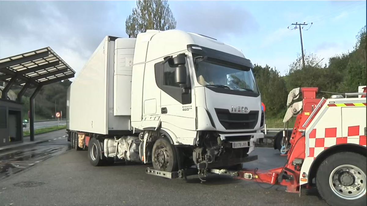 El camión accidentado. Imagen obtenida de un vídeo de EITB Media.