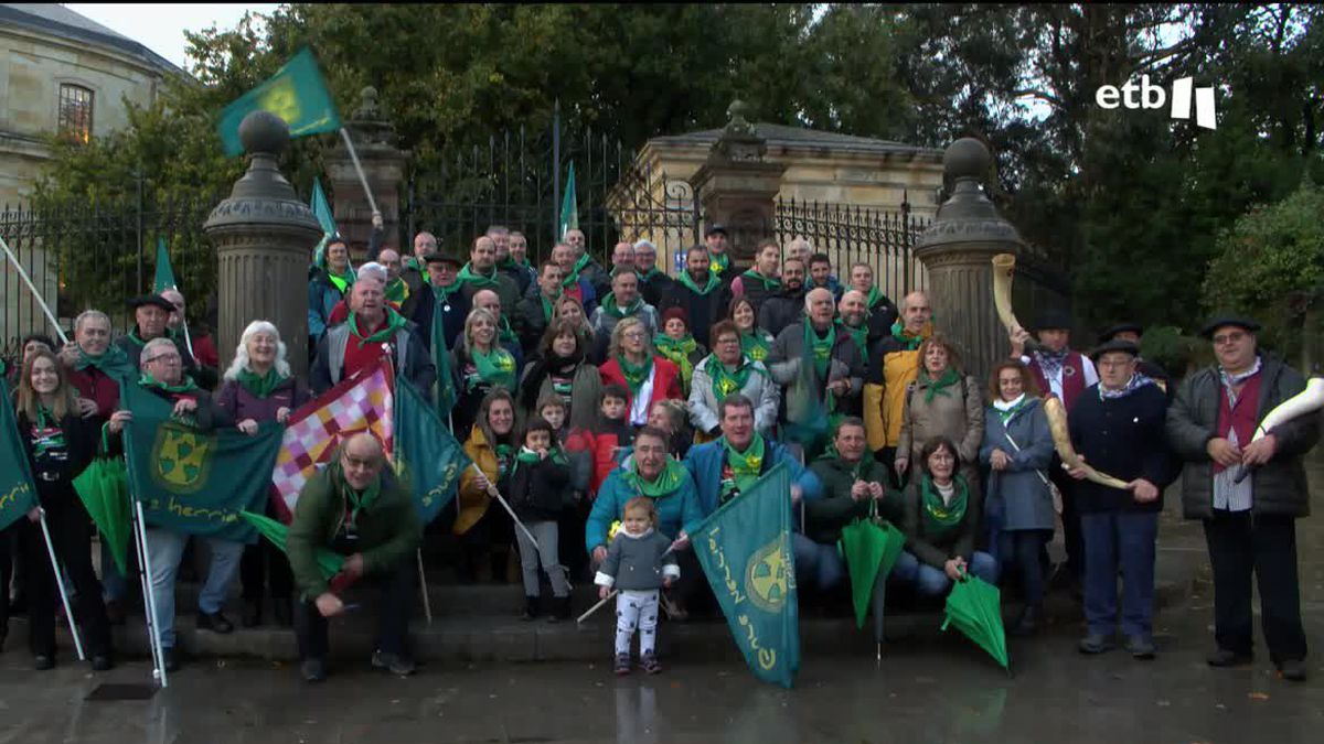 Varios usansolotarras celebrando la decisión de las Juntas Generales de Bizkaia el pasado noviembre.