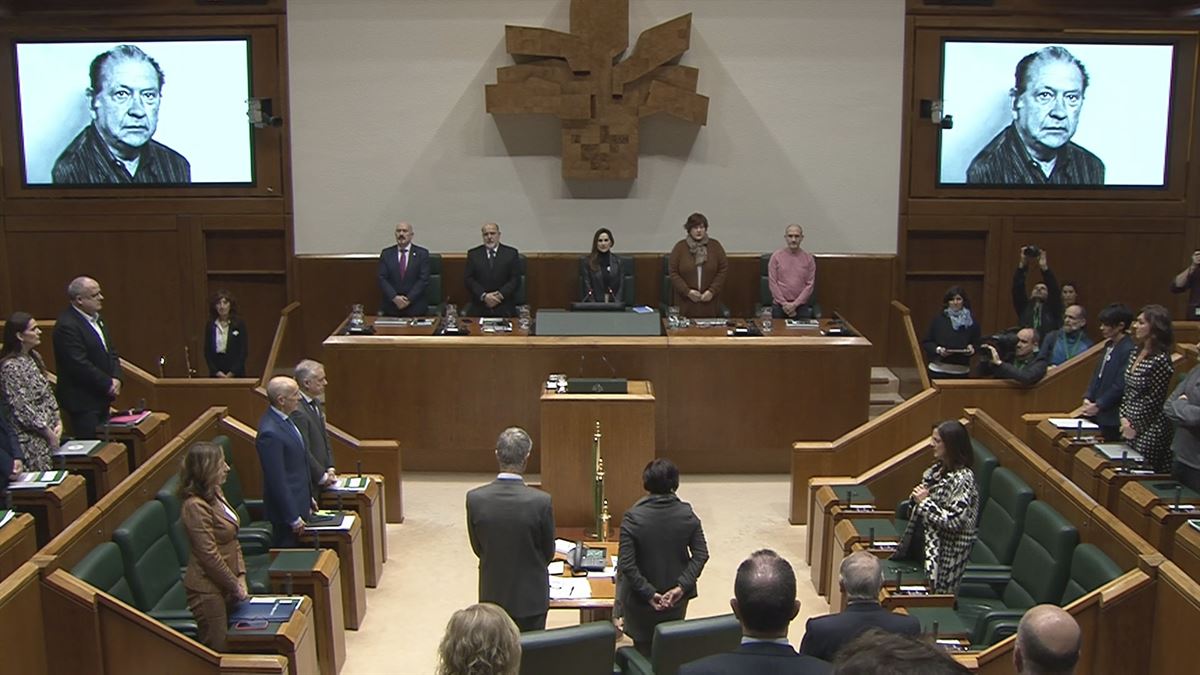 Minuto de silencio en el Parlamento Vasco. Imagen obtenida de la señal del Parlamento Vasco.