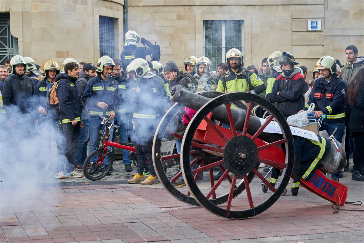 Protesta de los bomberos. Foto: EFE.