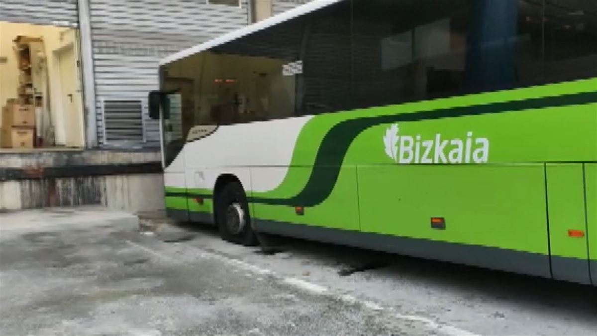 Uno de los autobuses dañados. Imagen obtenida de un vídeo de Radio Euskadi.