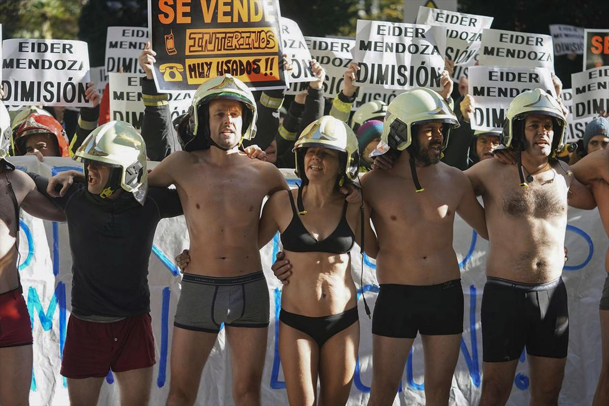 Vídeo Los bomberos de Euskadi se desnudan para protestar por la primera OPE unificada realizada por Arkaute imagen