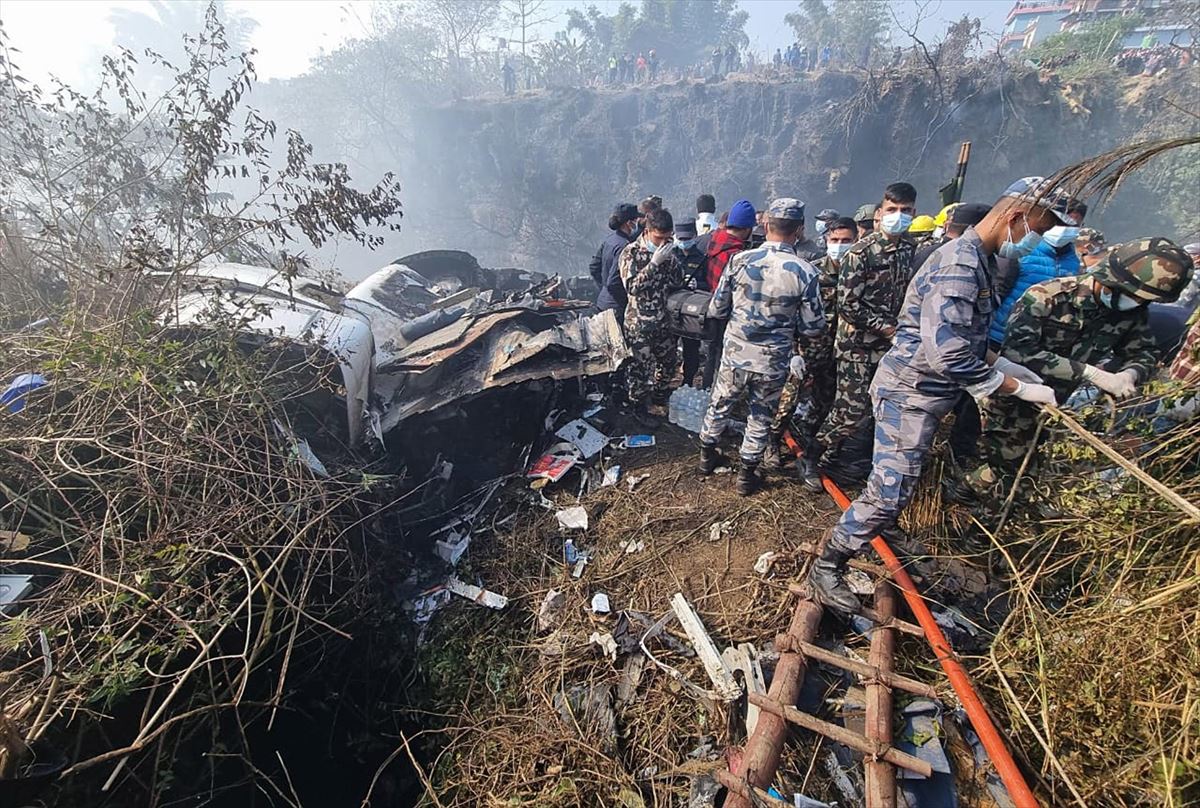 Imagen del avión siniestrado en Nepal. Foto: EFE