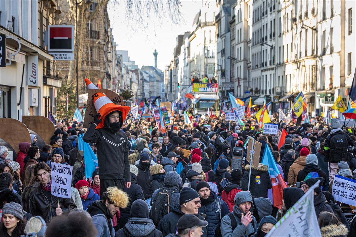 Protestak Parisen, pentsio legearen erreforma dela eta. Artxiboko argazkia: EFE.
