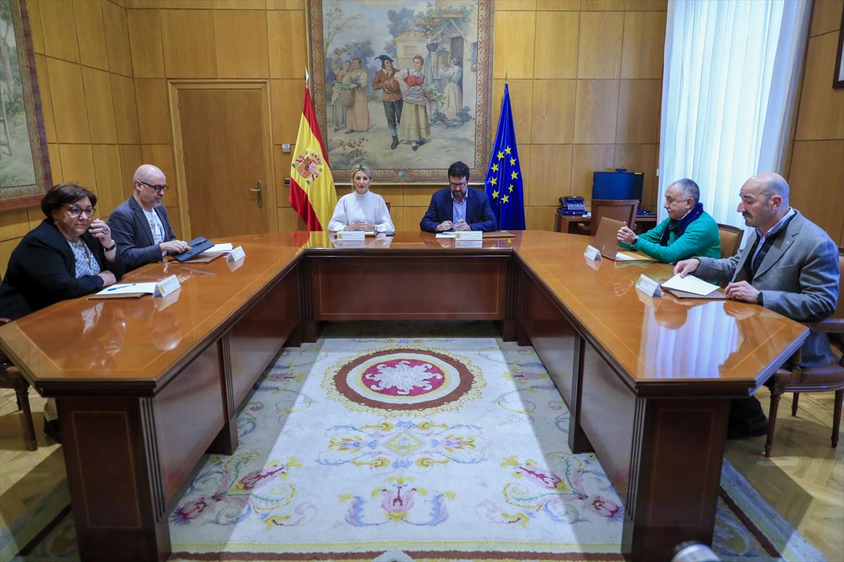 Yolanda Diaz Espainiako Lan ministroa UGTko eta CCOOko idazkari nagusiekin. Argazkia: EFE