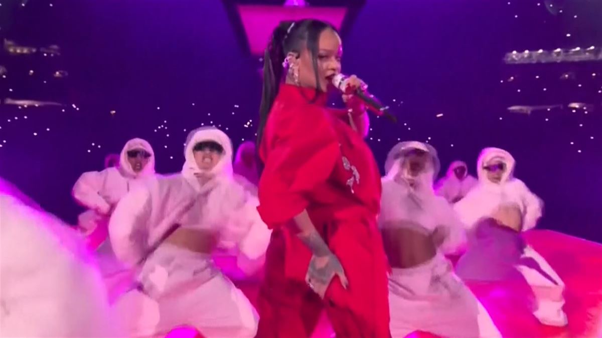 Rihanna y sus bailarines en la Super Bowl. Imagen obtenida de un vídeo de EITB Media.