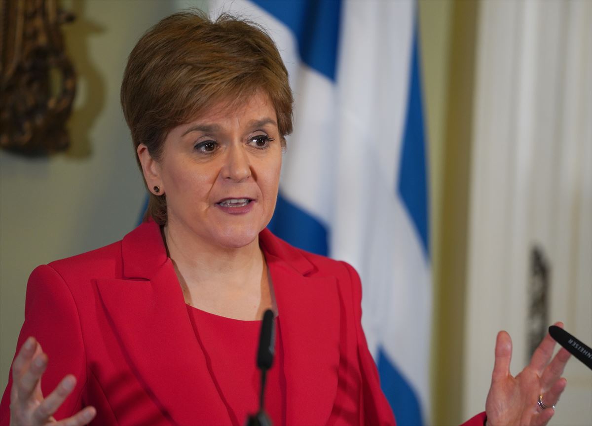 Nicola Sturgeonek Eskoziako lehen ministro kargua utziko duela iragarri du.