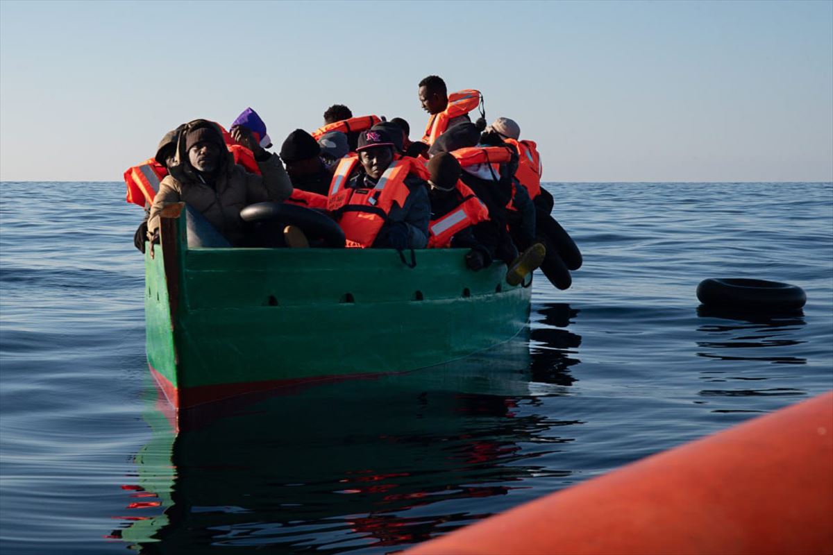 Las personas rescatadas estaban hacinadas en un pequeño bote de madera. 