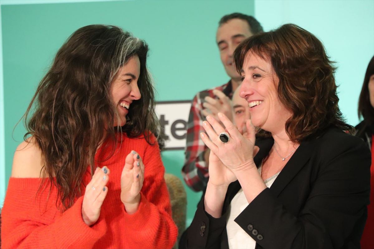La candidata de EH Bildu a diputada general de Álava, Eva López de Arroyabe (derecha). Foto: EH Bild