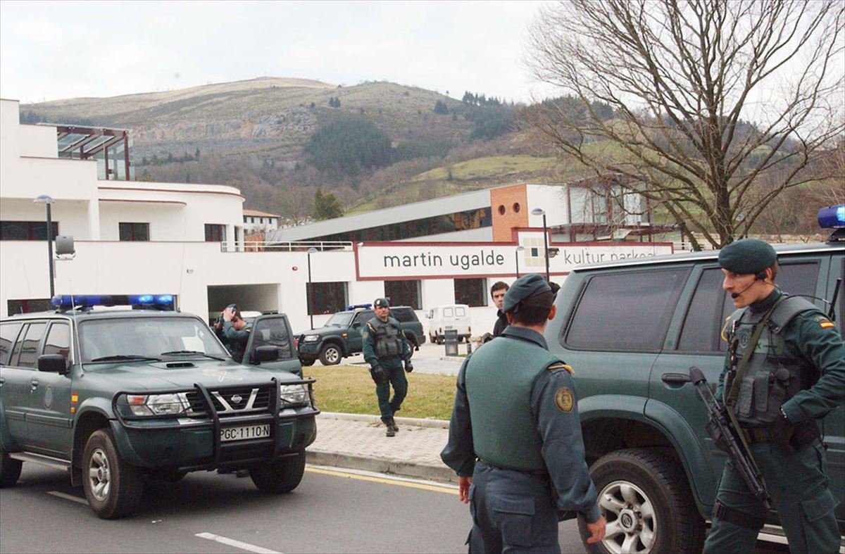 Operación policial contra el periódico Euskaldunon Egunkaria en Andoain. Foto: Juan Carlos Ruiz
