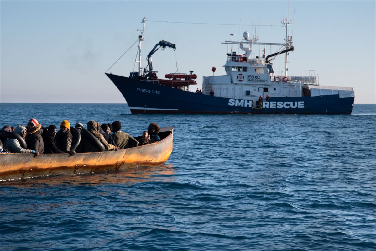 40 personas en el bote de hierro frente al Aita Mari. Foto: Ximena Borrazas | maydayterraneo