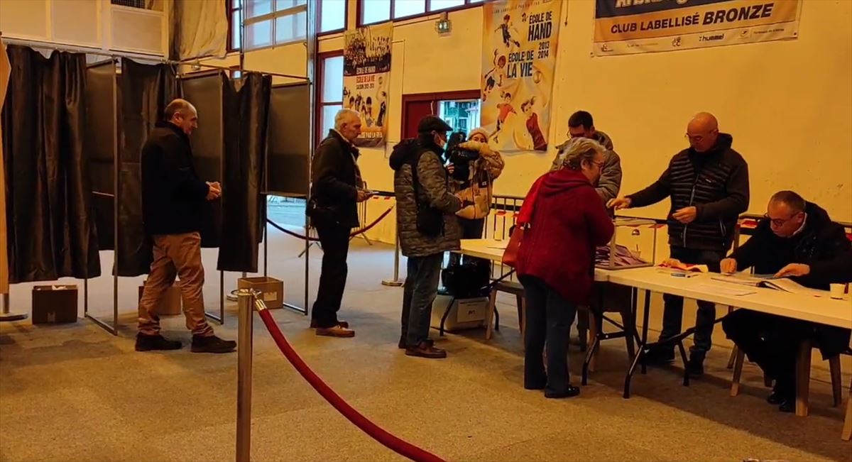 Ciudadanos de Senpere votando. Imagen: Aitor Sagarzazu, EITB Media.