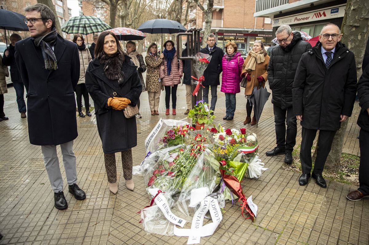 Instituciones vascas recuerdan con una ofrenda floral a los trabajadores asesinados en Vitoria-Gasteiz el 3M