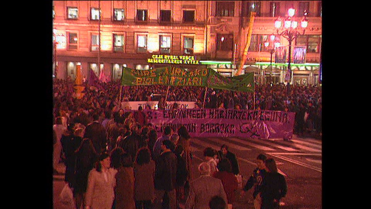Pancartas contra la violencia machista y a favor de la lucha feminista en la movilización de 1994, en Bilbao