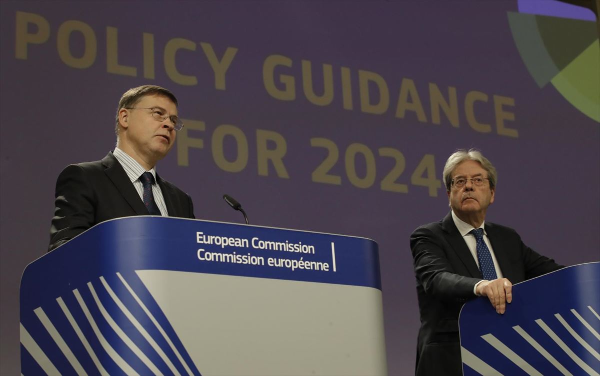 Valdis Dombrovskis EBko presidenteorde ekonomikoa eta Paolo Gentiloni Ekonomia komisarioa. EFE