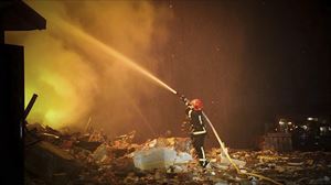 Un bombero apagando un incendio tras una explosión en Kiev. 